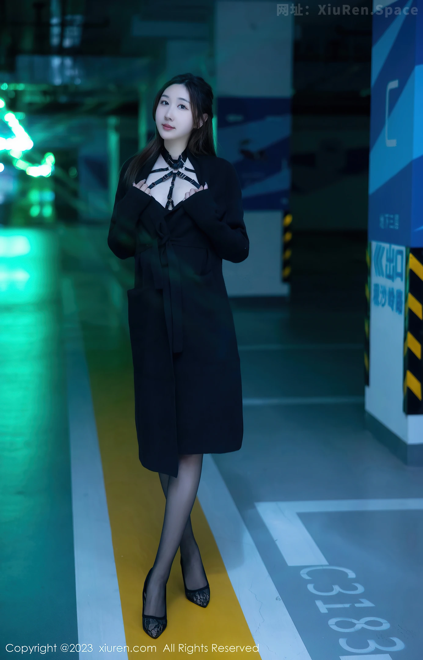 图片[3]-[XiuRen秀人网]2023.04.27 VOL.6650 江真真 黑色风衣与连体透视内衣加黑丝美腿性感私房写真集-秀人网官方网站